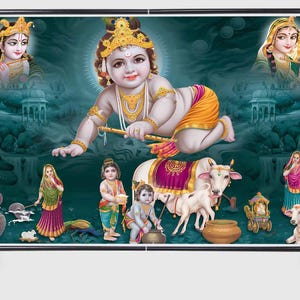 Pode incluir: Um grande banner de fundo retangular montado num suporte de metal preto com uma ilustração vibrante da divindade hindu Krishna em criança, rodeado por figuras, vacas e potes tradicionais contra um fundo verde-azulado escuro.