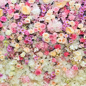 Pode incluir: Uma densa composição floral com uma variedade de flores em tons de rosa, branco e amarelo. A composição inclui rosas, cravos e outras flores, criando um fundo texturizado e colorido. As flores estão bem juntas, formando um vibrante fundo natural.