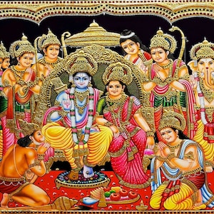 Pode incluir: Uma pintura colorida que retrata deidades hindus, incluindo Rama, Sita, Hanuman e outros. A pintura é feita em um estilo tradicional com detalhes dourados e intrincados.