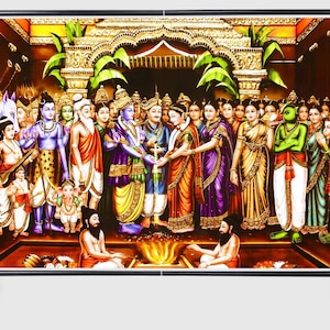 Pode incluir: Um grande banner de fundo retangular montado num suporte de metal preto ajustável. O banner apresenta uma ilustração detalhada e colorida de uma cerimónia de casamento hindu tradicional com várias divindades reunidas em torno de um fogo sagrado.