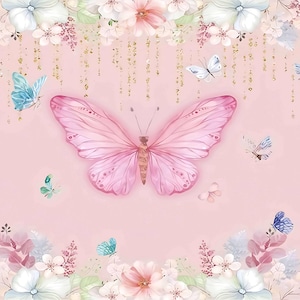Pode incluir: Um fundo rosa com uma grande borboleta rosa no centro, rodeada por borboletas menores e arranjos florais em tons de rosa, branco e azul. Detalhes em glitter dourado adicionam um toque de brilho.