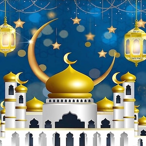 Pode incluir: Ilustração digital de uma mesquita com cúpulas e minaretes dourados, contra um fundo azul com lanternas suspensas, estrelas e uma lua crescente. A imagem evoca um tema festivo e religioso.