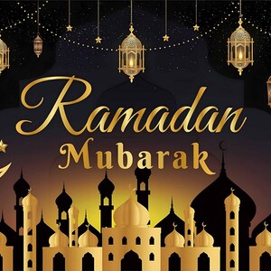 Pode incluir: Bandeira festiva de Ramadão Mubarak com um fundo de céu noturno. Texto dourado e lanternas ornamentadas penduradas. Uma lua crescente dourada e estrelas adornam o design, com uma silhueta de mesquita na parte inferior.