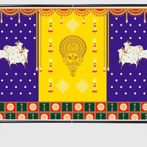 Pode incluir: Um suporte de fundo com uma faixa de tecido apresentando um painel central amarelo com uma ilustração de rosto estilizada, ladeado por dois painéis roxos escuros com gráficos de vacas brancas. A borda inferior tem um padrão de quadrados vermelhos e verdes.