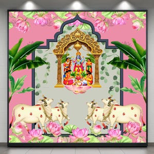 Pode incluir: Uma obra de arte vibrante com um santuário dourado central com figuras, em um fundo rosa adornado com flores de lótus e folhagens verdes. Vacas brancas com elementos decorativos na parte inferior.