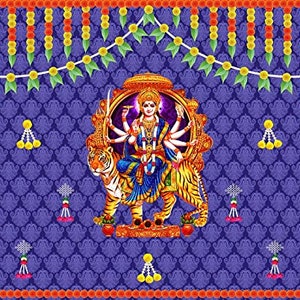 Może przedstawiać: Kolorowa hinduska bogini Durga, przedstawiona siedząca na tygrysu. Ma wiele ramion i jest ozdobiona biżuterią. Tło stanowi fioletowa ściana z kwiatowymi girlandami.