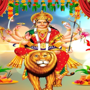 Pode incluir: Ilustração vibrante de uma deusa hindu com múltiplos braços, adornada com vestes vermelhas e douradas, sentada em um leão. A imagem apresenta símbolos tradicionais, um fundo de cortina vermelha e elementos decorativos, criando uma composição colorida e espiritual.
