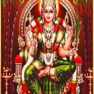 Puede incluir: Una pintura colorida de una diosa hindú sentada en un trono. Lleva un sari verde y dorado y una corona. Sostiene una flor en una mano y un bastón en la otra. La pintura está sobre un fondo rojo con plantas de caña de azúcar a cada lado.