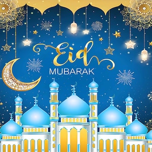 Pode incluir: Um fundo azul e dourado de Eid Mubarak com uma mesquita, uma lua crescente, estrelas e lanternas suspensas. As palavras "Eid Mubarak" estão escritas em letras douradas. O design inclui padrões florais e geométricos.