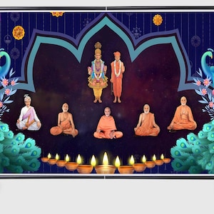 Pode incluir: Um grande suporte de fundo retangular com um fundo azul escuro e uma moldura central em forma de lótus. O design inclui dois pavões grandes nas laterais, sete figuras em trajes tradicionais e uma fileira de lâmpadas a óleo brilhantes.