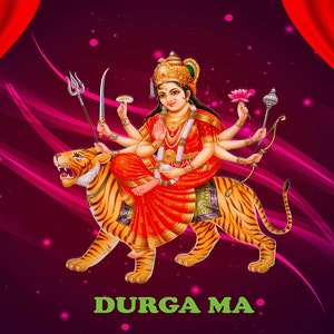 Może przedstawiać: Cyfrowa ilustracja hinduskiej bogini Durga Ma z wieloma ramionami, ubranej w czerwone sari i złotą biżuterię, jadącej na tygrysie. Scena jest otoczona czerwonymi zasłonami i dwiema złotymi lampami oliwnymi na fioletowym tle z napisem DURGA MA.