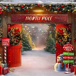 Pode incluir: Uma cena de Natal festiva com uma porta de madeira vermelha decorada com uma coroa e uma guirlanda. A porta está aberta, revelando um caminho nevado que leva a uma placa que diz "Polo Norte". Há árvores de Natal decoradas com luzes e ornamentos de ambos os lados do caminho. A cena se passa em um cenário de árvores cobertas de neve e um céu azul brilhante.