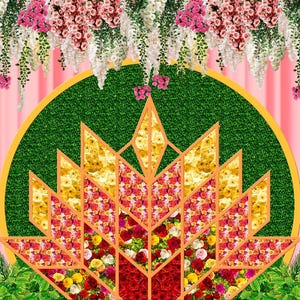 Pode incluir: Um cenário floral decorativo com um design geométrico central preenchido com flores vermelhas, amarelas e brancas. O cenário é colocado contra uma cortina rosa e adornado com arranjos florais suspensos e buquês.