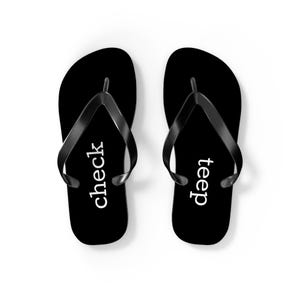 Puede incluir: Un par de chanclas negras con las palabras "check" y "deep" impresas en ellas.