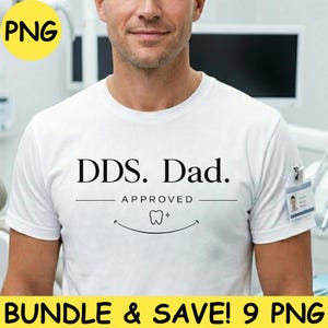 Puede incluir: Camiseta blanca con el texto "DDS. Dad. APPROVED" en negro. Debajo del texto hay un gráfico de una boca sonriente con un diente. La imagen también incluye el texto "BUNDLE & SAVE! 9 PNG".