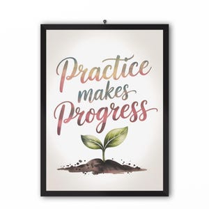 Op de afbeelding: Een ingelijste print met de tekst "Practice makes Progress" in kleurrijk schrift. Daaronder een aquarel illustratie van een kleine plant met twee groene bladeren. De lijst is zwart.