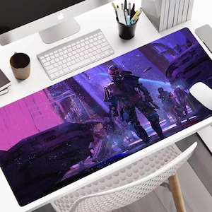 Könnte beinhalten: Eine lila und pinkfarbene Gaming-Mausmatte mit einer futuristischen Stadtkulisse und einer Roboterfigur im Vordergrund. Die Mausmatte liegt auf einem weißen Schreibtisch mit einem Computer, einer Tastatur und anderen Büroartikeln.