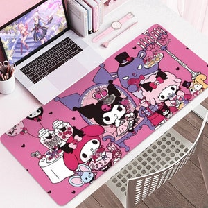 Puede incluir: Alfombrilla de escritorio rectangular rosa con personajes de dibujos animados. La alfombrilla tiene un patr&oacute;n repetido de corazones y elementos decorativos. Se ve un port&aacute;til, bol&iacute;grafos y un reloj rosa.