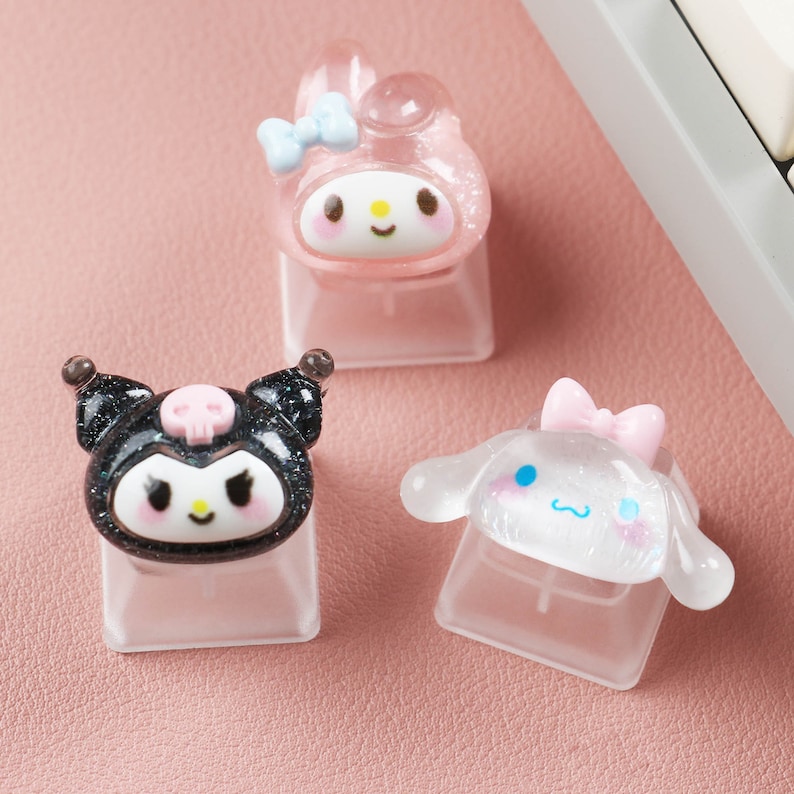 Puede incluir: Tres teclas con personajes de la franquicia Sanrio Hello Kitty. Las teclas est&aacute;n hechas de pl&aacute;stico transparente con purpurina incrustada en el pl&aacute;stico. Los personajes son Hello Kitty, My Melody y Little Twin Stars.