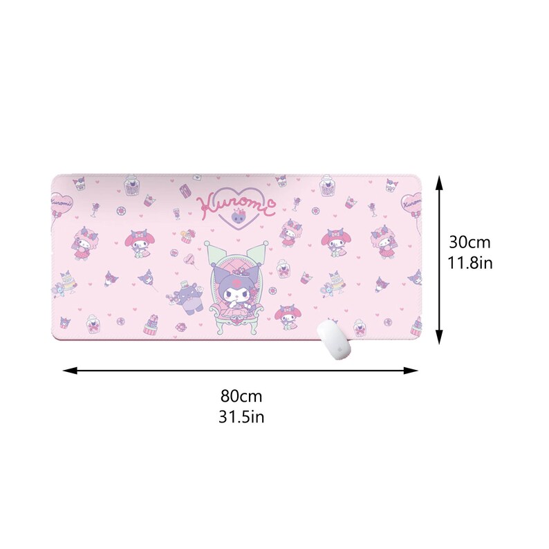Puede incluir: Alfombrilla de escritorio rectangular rosa con dise&ntilde;o de dibujos animados. La alfombrilla presenta el texto "Kuromi" e ilustraciones de personajes de Kuromi, cupcakes y corazones. La alfombrilla mide 80 cm de largo y 30 cm de ancho.