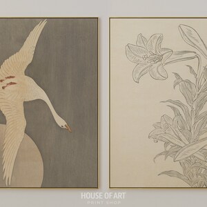 Op de afbeelding: Een set van twee ingelijste prints met een minimalistische esthetiek. De linker print toont een witte vogel in vlucht tegen een beige achtergrond. De rechter print toont een zwart-witte lijntekening van een lelie.