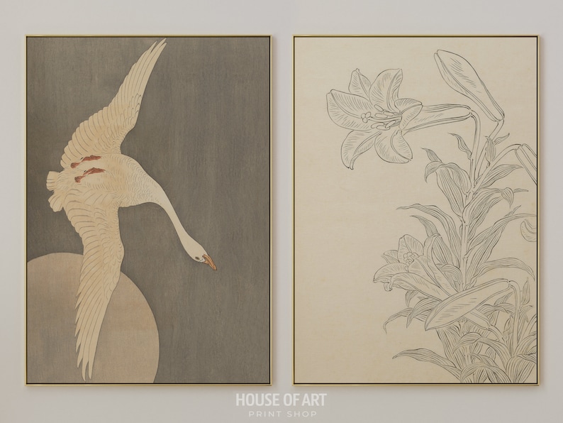 Op de afbeelding: Een set van twee ingelijste prints met een minimalistische esthetiek. De linker print toont een witte vogel in vlucht tegen een beige achtergrond. De rechter print toont een zwart-witte lijntekening van een lelie.