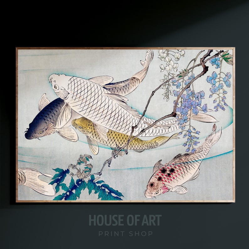 Puede incluir: Una impresi&oacute;n japonesa vintage en madera que representa cuatro peces koi de colores vivos nadando en un estanque con una rama de flores de glicinia. Los peces son una mezcla de blanco, dorado y rojo con marcas negras. Las flores de glicinia son una mezcla de blanco y morado.