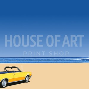 Puede incluir: Un coche amarillo convertible aparcado en una playa de arena con olas azules del oc&eacute;ano en el fondo. El texto "HOUSE OF ART PRINT SHOP" es visible en la parte superior central de la imagen.