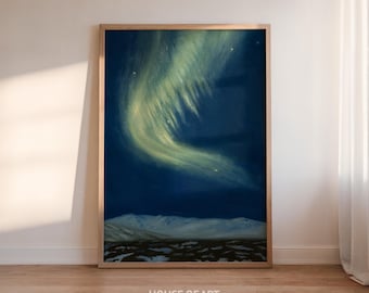 Puede incluir: Una impresión enmarcada de una escena de aurora boreal. La obra de arte representa un cielo nocturno azul oscuro con una aurora arremolinada, verde y amarilla luminosa. La parte inferior de la impresión muestra una cordillera nevada. El marco es de madera clara. El texto "HOUSE OF ART PRINT SHOP" está en la parte inferior.