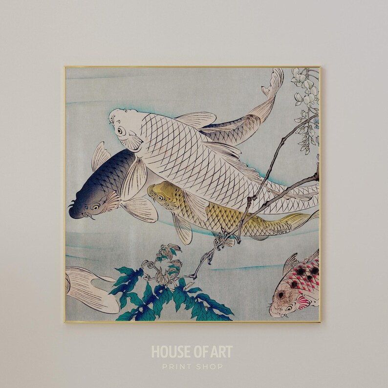 Puede incluir: Una impresi&oacute;n japonesa vintage en madera que representa cuatro peces koi nadando en un estanque. Los peces son blancos, negros y dorados con escamas intrincadas. El fondo es azul claro con una rama de flores blancas.