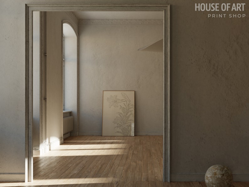 Op de afbeelding: Een lichtbruine kamer met een groot raam en een ingelijste print van een bloemenontwerp aan de muur. De kamer heeft een houten vloer en een deur die naar een andere kamer leidt.