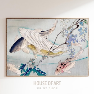 Puede incluir: Una impresi&oacute;n japonesa vintage en madera que representa cuatro peces koi coloridos nadando en un estanque con una vid de glicinia en el fondo. Los peces nadan en un patr&oacute;n circular, y la vid de glicinia est&aacute; en flor con flores moradas.