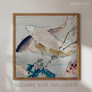 Puede incluir: Una impresi&oacute;n japonesa vintage en madera que representa tres peces koi coloridos nadando entre delicadas flores blancas y hojas verdes. Los peces son un koi blanco y gris, un koi amarillo y un koi rojo y blanco. La impresi&oacute;n est&aacute; enmarcada en un marco de madera marr&oacute;n claro.