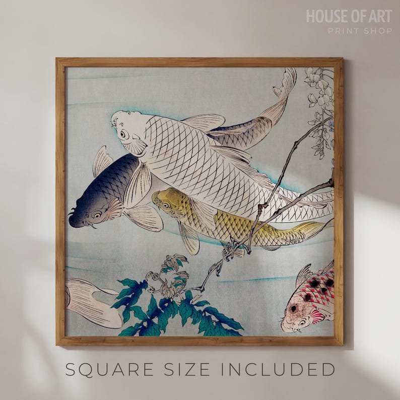 Puede incluir: Una impresi&oacute;n japonesa vintage en madera que representa tres peces koi coloridos nadando entre delicadas flores blancas y hojas verdes. Los peces son un koi blanco y gris, un koi amarillo y un koi rojo y blanco. La impresi&oacute;n est&aacute; enmarcada en un marco de madera marr&oacute;n claro.