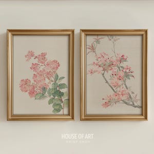 Puede incluir: Dos estampas florales enmarcadas. Las estampas presentan flores rosas y hojas verdes sobre un fondo crema. Los marcos son dorados. El texto "HOUSE OF ART PRINT SHOP" está en la parte inferior de la imagen.