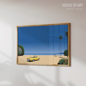 Puede incluir: Una impresi&oacute;n enmarcada de un coche amarillo convertible aparcado en una playa con palmeras y un cielo azul. La impresi&oacute;n tiene el texto "HOUSE OF ART PRINT SHOP" en la esquina superior derecha.