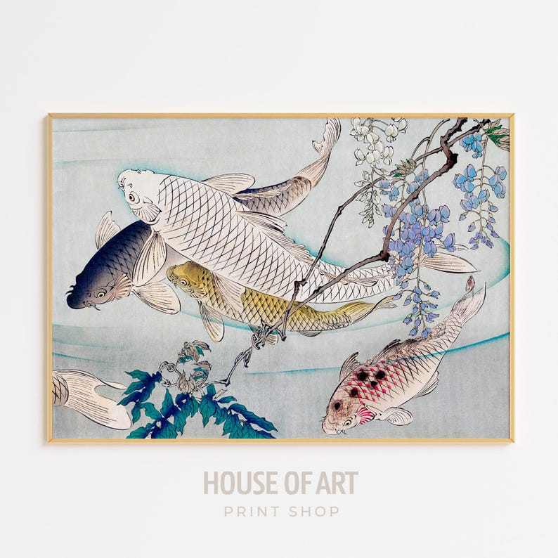 Puede incluir: Una impresi&oacute;n japonesa vintage en madera que representa cuatro peces koi coloridos nadando en un estanque con una rama de flores de glicinia. Los peces son blancos, negros, amarillos y rojos con manchas negras. Las flores de glicinia son moradas y blancas.