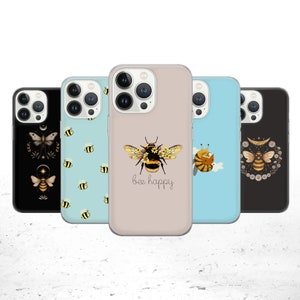 Könnte beinhalten: Fünf verschiedene iPhone-Hüllen mit Bienen-Motiven. Die Hüllen sind schwarz, blau, beige und zeigen Bienen, Blumen und den Text "bee happy".