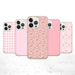 Könnte beinhalten: Vier rosa iPhone-Hüllen mit verschiedenen Mustern. Die Hüllen sind alle transparent und zeigen die Kameraobjektive des Telefons. Die Muster sind ein rosa und weißes Gingham, ein einfarbiges Rosa, ein rosa Blumendruck und ein rosa und weißer Tupfenmuster.