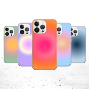 Könnte beinhalten: Fünf verschiedene farbige Handyhüllen mit einem Farbverlauf-Design. Die Hüllen sind alle transparent und zeigen die Kameraobjektive des Telefons. Die Farben sind grün, lila, orange, blau und grau.
