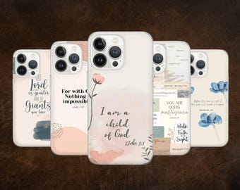 Puede incluir: Cinco fundas de teléfono diferentes con citas inspiradoras y diseños de acuarela. Las citas incluyen "El Señor es más grande que los gigantes que enfrentas", "Con Dios nada es imposible", "Soy un hijo de Dios", "Eres la obra maestra de Dios", y "Cuando llegue el momento, el Señor lo hará suceder".