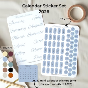 Könnte beinhalten: Ein Kalender-Aufkleber-Set für 2026. Enthält monatliche Aufkleber und Mini-Kalender-Aufkleber. Das Set verfügt über eine Vielzahl von Farben und eine Rolle Klebeband. Die Aufkleber zeigen die Monate und die Wochentage.
