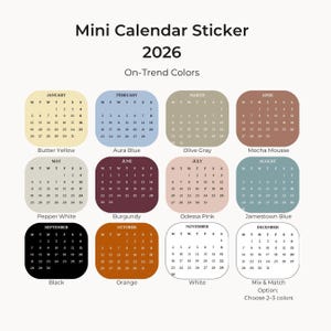 Op de afbeelding: Mini kalender stickers voor 2026 in diverse kleuren, waaronder Butter Yellow, Aura Blue en Mocha Mousse. Elke sticker toont een maandkalender. Het ontwerp bevat een optie om 2-3 kleuren te mixen en matchen.