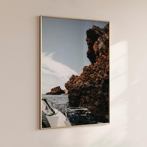 Impresión de acantilado oceánico: fotografía artística de paisaje marino, arte mural costero, escena de barco con roca náutica, póster minimalista del océano