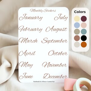 Pode incluir: Uma folha de adesivos branca com texto castanho em itálico listando os meses do ano. As palavras "Monthly Stickers" estão no topo. Uma paleta de cores está à direita. O texto "Handmade by Débora • LumineNoir" está na parte inferior.