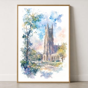 Può includere: Un dipinto ad acquerello verticale in una cornice di legno che raffigura un'alta torre di cattedrale gotica circondata da alberi rigogliosi. Il cielo presenta tenui lavaggi di blu, rosa e bianco, mentre il primo piano mostra un sentiero.