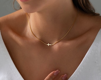 Collana con croce placcata in oro 18 carati, ciondoli minimalisti, ciondolo a croce semplice, gioielli cristiani, per la creazione di gioielli fai da te, 33,5 x 21 mm - Italia