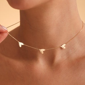 Collar con nombre y corazones grabados personalizados de 14 quilates, collar personalizado para mamá con nombres de niños, collar con colgante de corazón familiar, regalo de Navidad para mamá