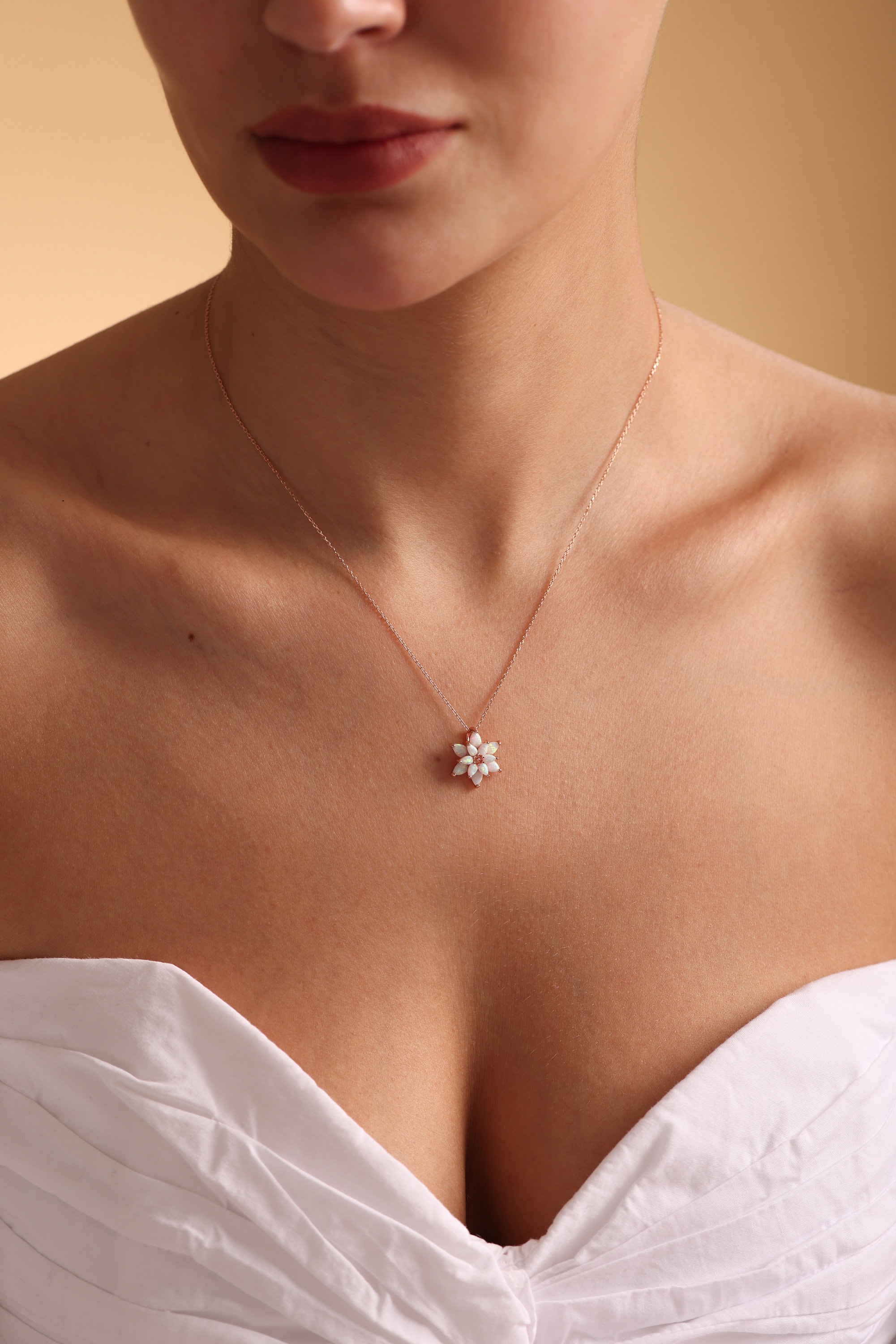OpalBlumen Halskette, Zierliche Opal Halskette, OpalBlumen Halskette, Weiße Opal Halskette Gold, Muttertagsgeschenk, Brautjungfern Halskette, Geschenk für sie