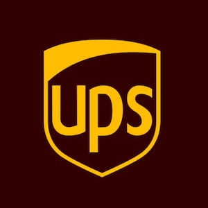 Op de afbeelding: Een bruin schildvormig logo met een gouden rand en het woord "UPS" in gouden letters.